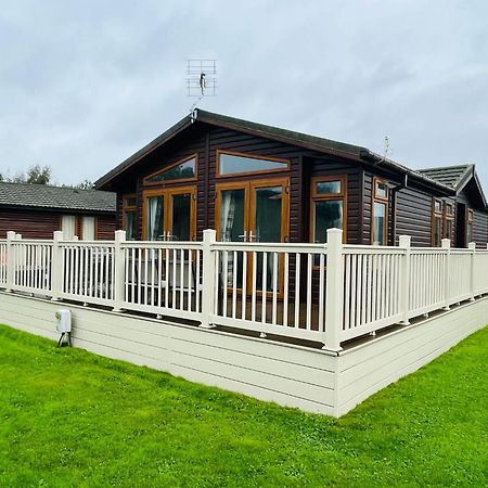 Crystal Lodge With Hot Tub Malton Exterior photo