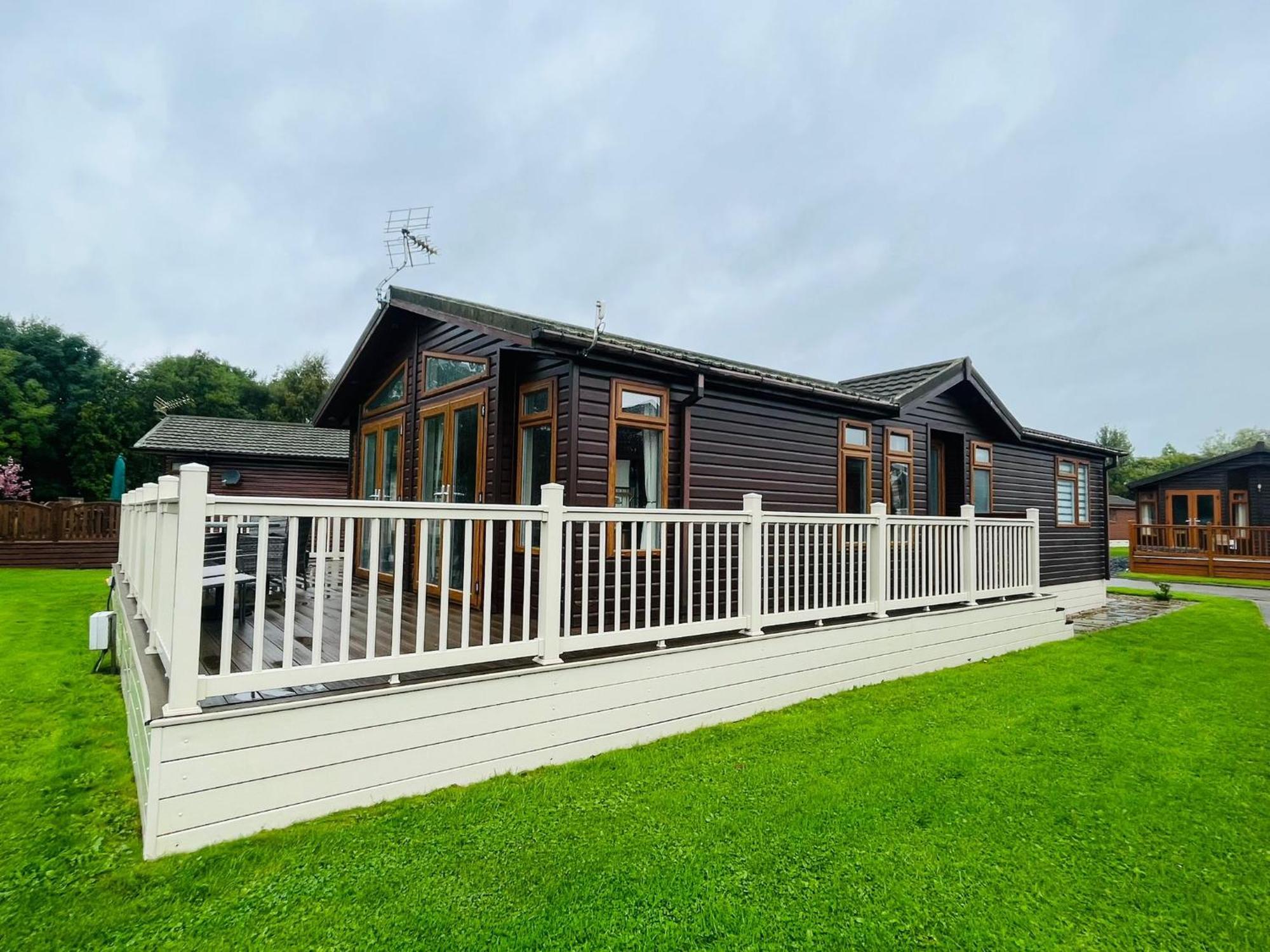 Crystal Lodge With Hot Tub Malton Exterior photo