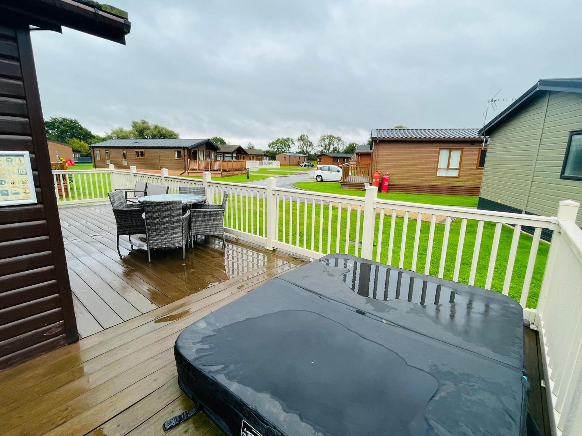 Crystal Lodge With Hot Tub Malton Exterior photo